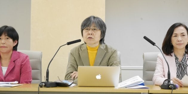 会見でランキングを基に男女格差について語る中央学院大学の皆川満寿美准教授（中央）＝2018年10月17日、都庁