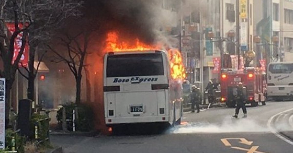東京 池袋で観光バスが炎上 路上が黒煙で包まれる ハフポスト