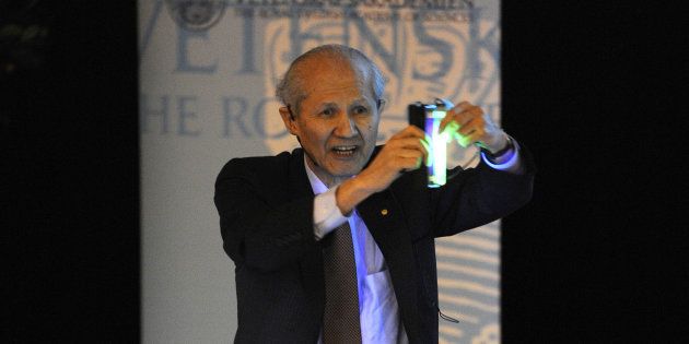 2008年12月、ストックホルム大学で緑色に光る「GFP」を披露する下村脩さん