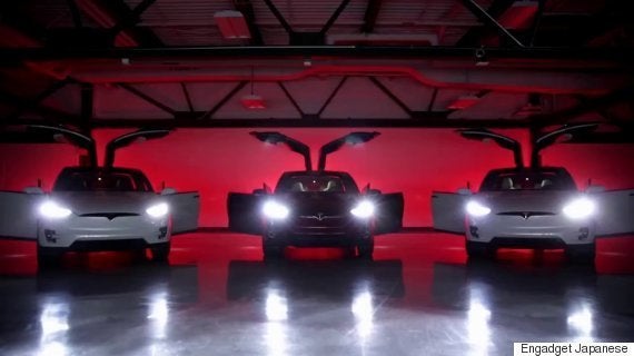 テスラ モデルx の隠し機能を駆使してxマスショーを披露 動画 ハフポスト テスラ モデルx の隠し機能を駆使してxマスショーを披露 動画 ハフポスト