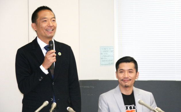10月23日、記者会見をする長谷部健・渋谷区長（左）とZeebraさん