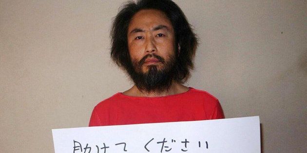 拘束時の安田純平さんと見られる男性の画像