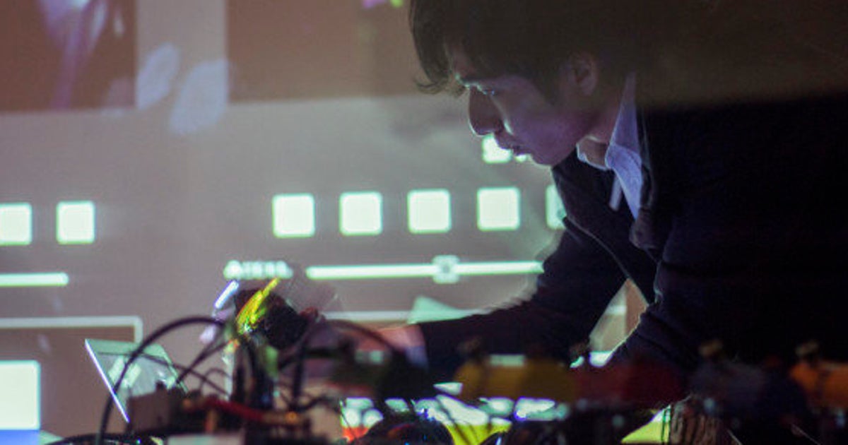 道をひとつに決めつける必要はない」自作の電子楽器で世界に打って出る