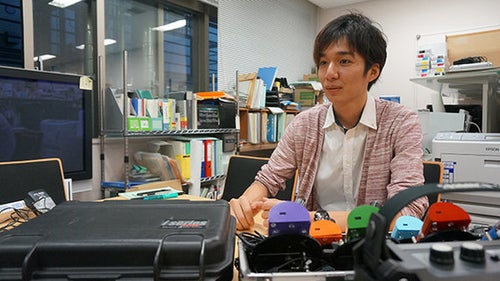 道をひとつに決めつける必要はない」自作の電子楽器で世界に打って出る