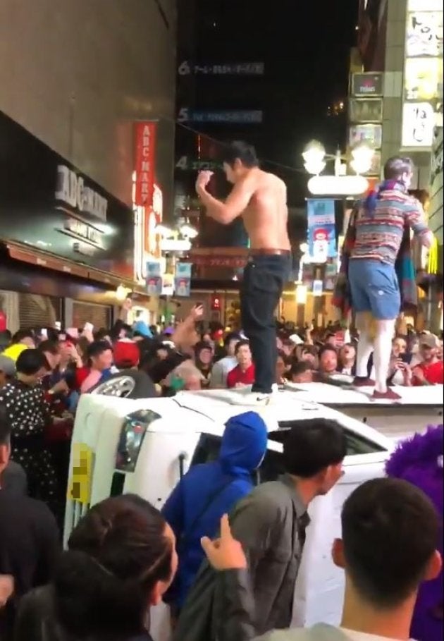 渋谷ハロウィン 今年も暴徒化 軽トラ横転 痴漢 盗撮 大量のごみ ハフポスト