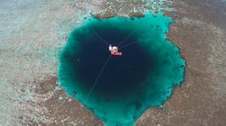 南シナ海で世界最深の「ブルーホール」を発見　中国が発表（画像）
