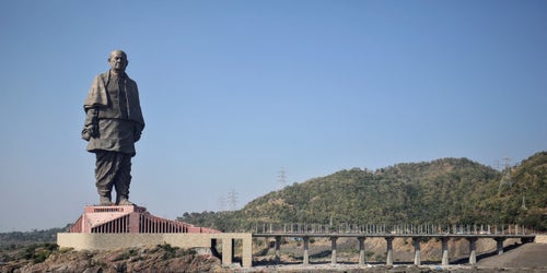 インドで世界一高い彫像が完成 240メートルの「独立の立役者