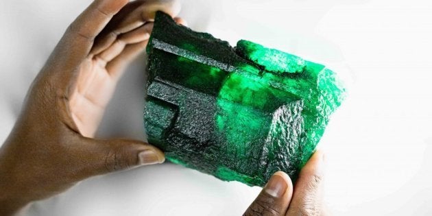 美しすぎる巨大エメラルドの原石を発見。実に5655カラット