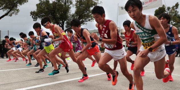 一斉にスタートする選手たち＝２０１８年１１月４日午前８時５分、名古屋市熱田区、山本正樹撮影