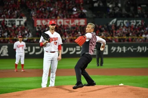 吉川晃司 始球式 シリアル 25枚限定 カード 5c63ab4420000001016e72b2.jpeg?