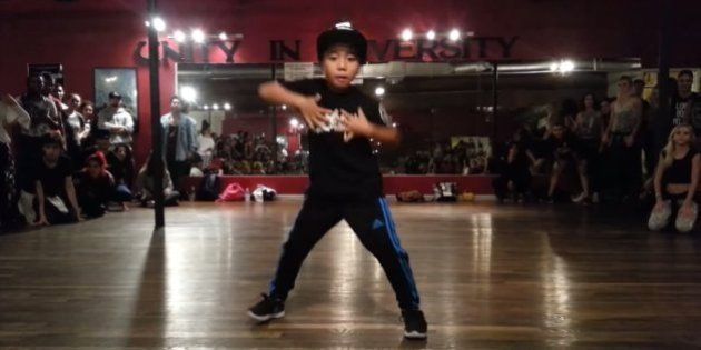 8歳少年のダンスを見ていると 何かすごいことになりそうだと予感させる 動画 ハフポスト