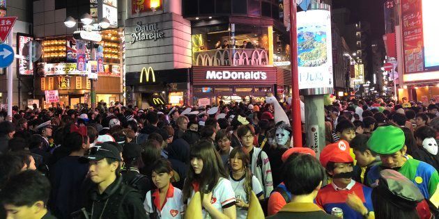 ハロウィン当日の渋谷の群衆