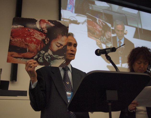 ニューヨークの国連本部で、被爆半年後の自分の写真を掲げながら演説する谷口稜曄さん＝2010年、朝日新聞社撮影