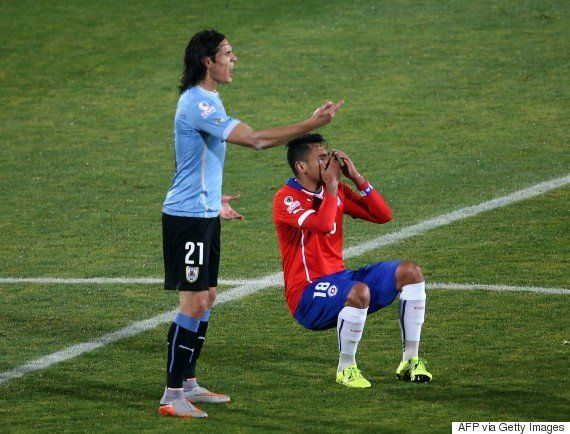 神の指 サッカー南米選手権で試合中のセクハラ行為が物議 ハフポスト