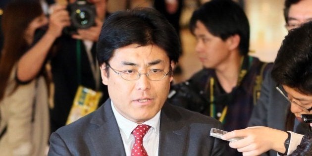 Former Seoul bureau chief of Japan's conservative Sankei Shimbun newspaper Tatsuya Kato is surrounded by press upon his arrival at the Haneda international airport in Tokyo on April 14, 2015. Kato, who is on trial for allegedly defaming South Korean President Park Geun-Hye, returned from Seoul after South Korea lifted a travel ban. AFP PHOTO / JIJI PRESS JAPAN OUT (Photo credit should read JIJI PRESS/AFP/Getty Images)