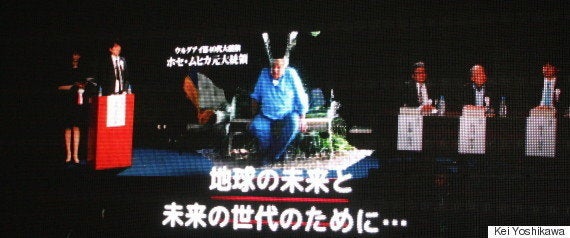 会場内のLEDビジョンに映し出されたホセ・ムヒカ氏