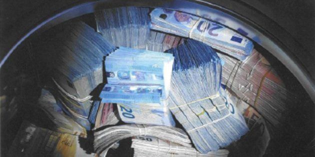 オランダの警察当局が公開した押収した多額の現金