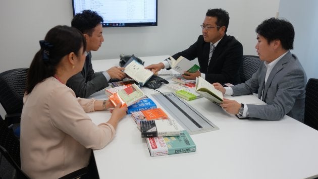 DELL社内でおすすめの本を選書している様子