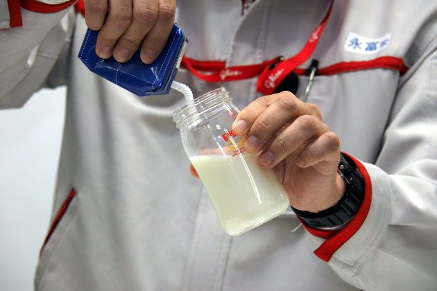 グリコ製の乳児用液体ミルクの試作品（2018年11月29日撮影）