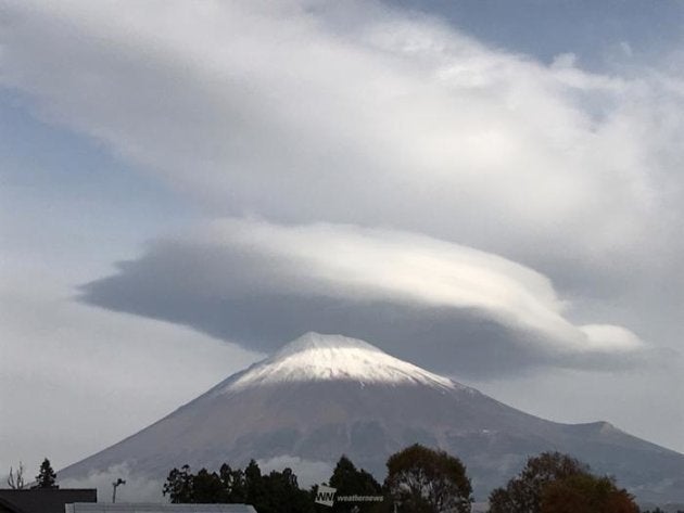 頭が重そう 富士山に巨大な笠雲が出現 ハフポスト