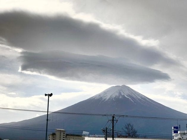 頭が重そう 富士山に巨大な笠雲が出現 ハフポスト 頭が重そう 富士山に巨大な笠雲が出現 ハフポスト
