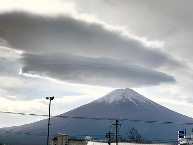 頭が重そう 富士山に巨大な笠雲が出現 ハフポスト