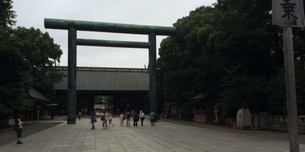 ポケモンgo 靖国神社でプレイする人々も 参拝客 ここはゲームをする場所じゃない ハフポスト
