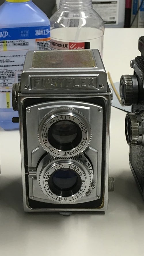 100円のカメラから、謎の家族写真を発見。「本人の元に写真を返