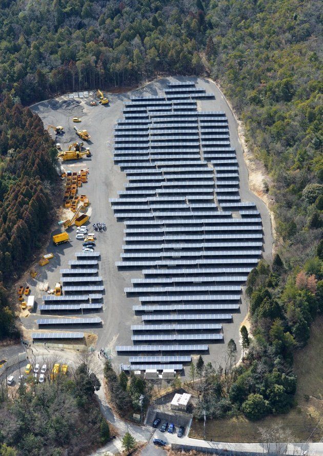 海上の森に隣接する林を伐採し設置されていた太陽光発電施設＝２０１６年２月、愛知県瀬戸市海上町