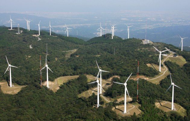 風力発電用の巨大風車が林立する三重県津市の青山高原＝２００６年９月撮影