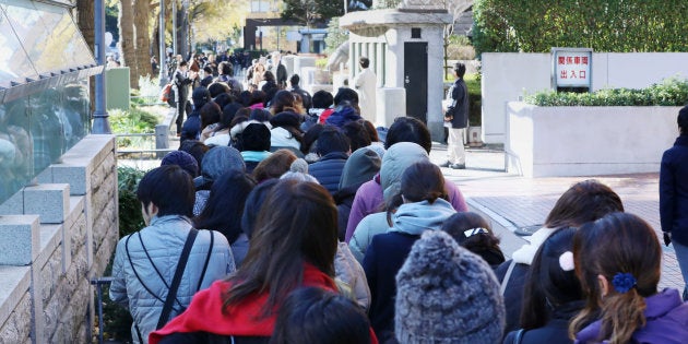 あおり運転による死傷事故の判決が言い渡される横浜地裁前で、傍聴券を求めて列をつくる人々＝12月14日午前、横浜市