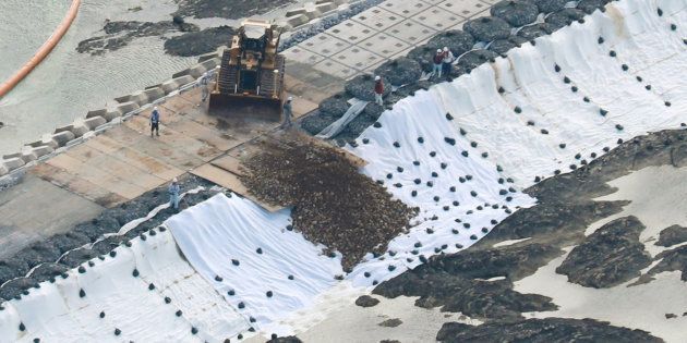 辺野古の埋め立て海域に投入される土砂＝2018年12月14日午前、沖縄県名護市