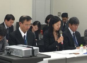 防衛省職員（中央）は「人間が関与しない兵器は反対である」と表明しました