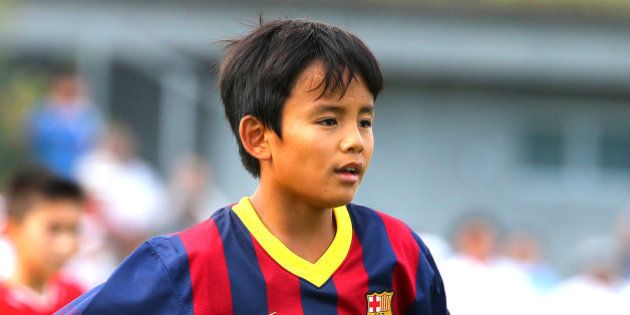 TOKYO, JAPAN - AUGUST 30: Takefusa Kubo (C) of FC Barcelona in action during the U-12 Junior Soccer World Challenge 2013 final match between FC Barcelona and Liverpool FC at Ajinomoto Stadium on August 30, 2013 in Tokyo, Japan. (Photo by Koji Watanabe/Getty Images)