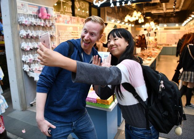 ニュージーランドからの留学生（右）と記念撮影するヤバタン＝東京・原宿