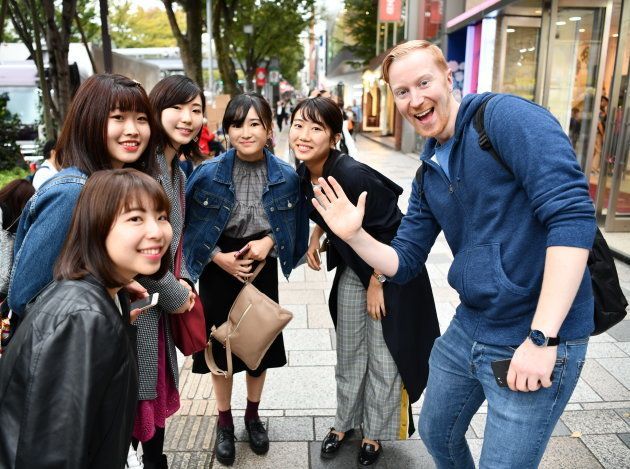 路上で出会った女性らと記念撮影するヤバタン（右）＝東京・表参道