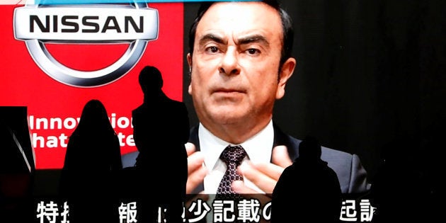 カルロス・ゴーン会長のニュースを見る人々（December 10, 2018. REUTERS/Issei Kato）