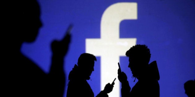 フェイスブックのロゴとスマホ利用者＝２０１８年３月、ロイター