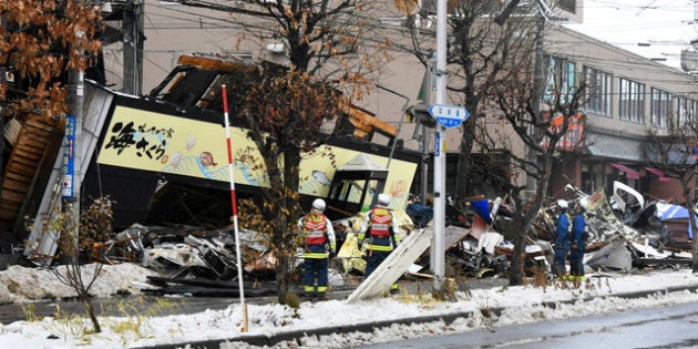 爆発で倒壊した建物付近を調べる消防隊員ら=2018年12月17日午前、札幌市豊平区、白井伸洋撮影