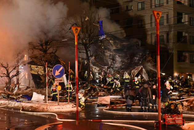 消防隊員が消火活動に当たる爆発現場＝１６日午後９時半すぎ、札幌市豊平区平岸