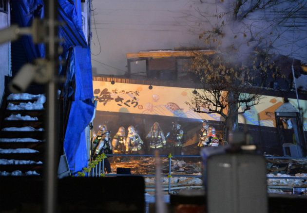 消防隊員が消火活動に当たる爆発現場＝１６日午後、札幌市豊平区平岸