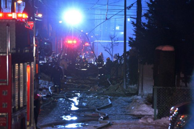 消防隊員が消火活動に当たる爆発現場＝１６日午後、札幌市豊平区平岸 