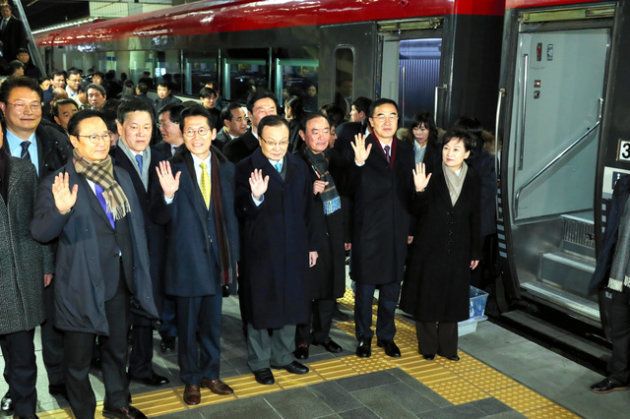 南北鉄道・道路連結事業の着工式に参加するため、ソウル駅から特別列車に乗って北朝鮮側に出発する韓国代表団（26日、韓国国土交通省提供）