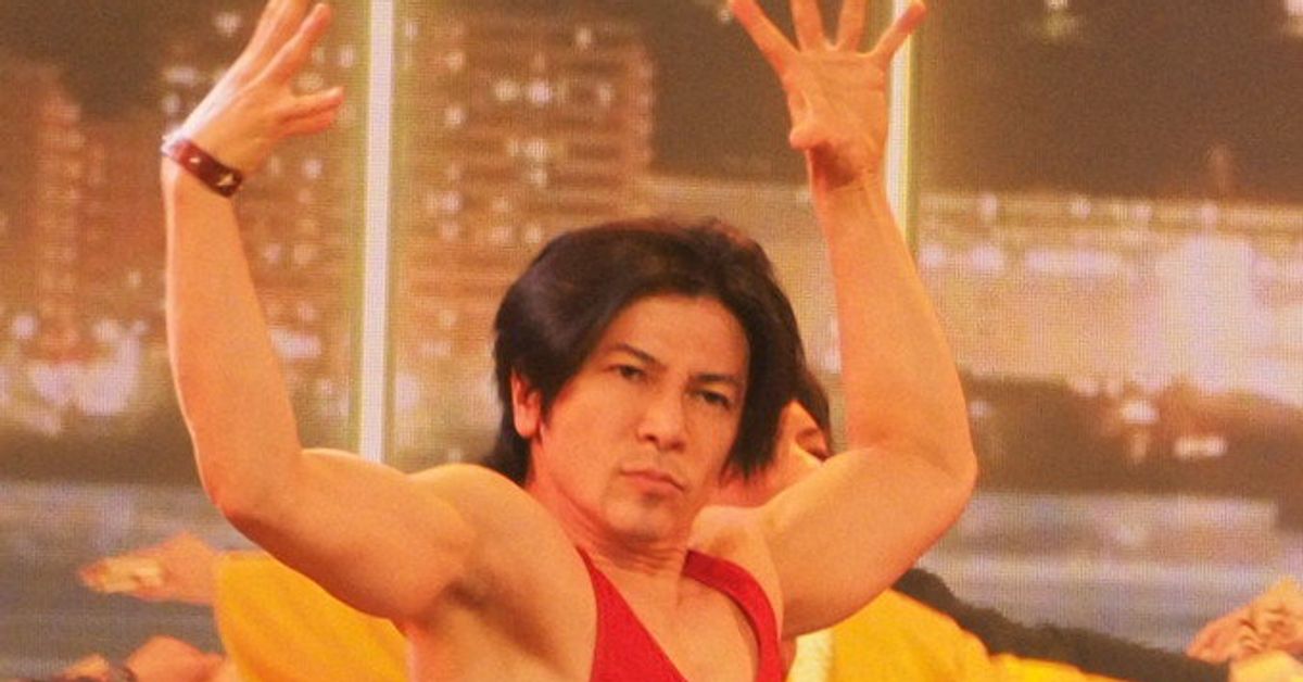 紅白歌合戦に 筋肉体操 の武田真治が登場 赤いタンクトップに短パン姿 画像集 ハフポスト