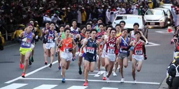 一斉にスタートする各校の往路第１走者＝1月2日、東京・大手町