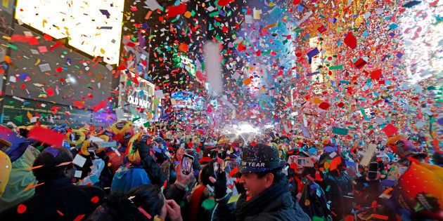 ニューヨーク・タイムズスクエアで新年を祝う人々