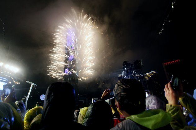 台北101の周りを明るく照らす豪華な花火