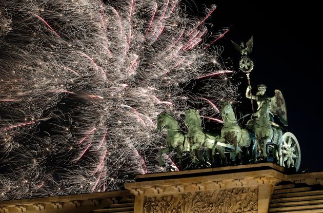 ドイツのベルリンでは、街のシンボルであるブランデンブルク門の上空を花火が飾った
