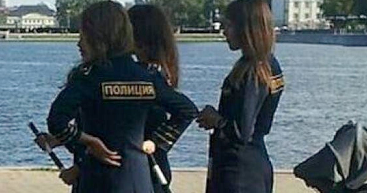 ロシア警察 女性警官たちの 服装の乱れ に警告 ハフポスト