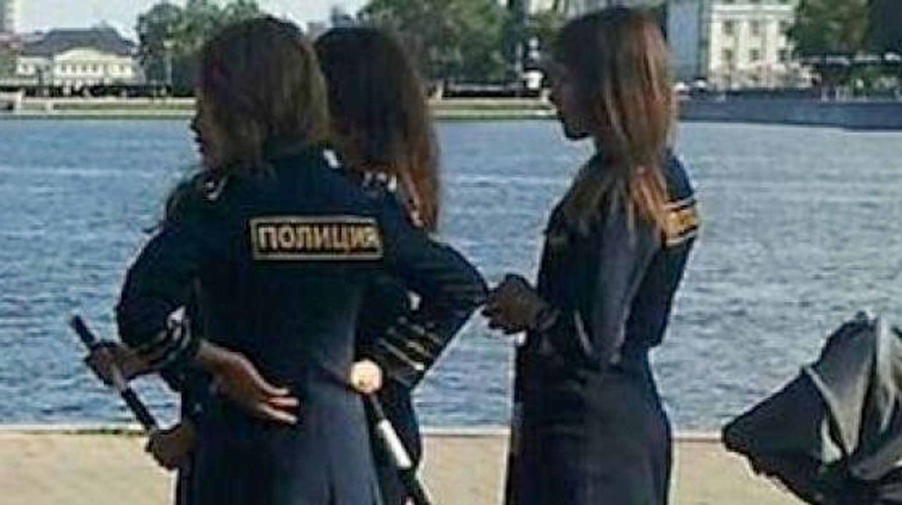 ロシア警察、女性警官たちの「服装の乱れ」に警告 | ハフポスト NEWS